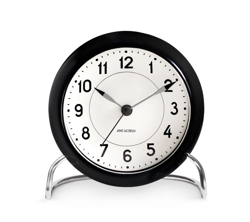 Arne Jacobsen Station Tischuhr in Schwarz-Weiss mit silbernem Fuß. Designklassiker für Nachttisch oder Schreibtisch.